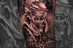 tatuaje-soldado-romano-cadaver-realismo-annie-blesok-inferno-tattoo-barcelona-1