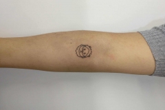 geometrico-alba-blacktattoo-pequeño-brazo-muñeco