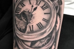 inferno-tattoo-barcelona-alex-baens-reloj-mecanismos-negro-gris-grande-pierna