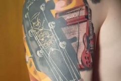 inferno-tattoo-barcelona-christian-kurt-guitarra-electrica-marshall-grande-color-hombro-brazo