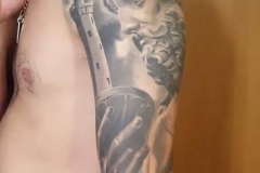 inferno-tattoo-barcelona-christian-kurt-neptuno-negro-gris-grande-brazo