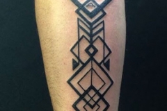 inferno-tattoo-barcelona-geometrico-marcelo-entattoo-mediano-brazo-antebrazo-lineas-geometricas