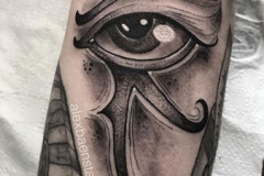 inferno-tattoo-barcelona-ilustracion-alex-baens-mediano-brazo-ojo-hourus
