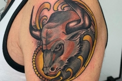 inferno-tattoo-barcelona-neotradicional-alex-baens-mediano-brazo-toro