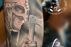 inferno-tattoo-barcelona-realismo-negro-y-gris-christian-kurt-bieber-grande-brazo-guerrero-vikingo
