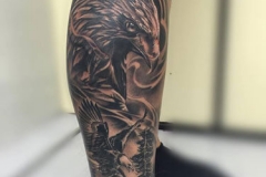 inferno-tattoo-barcelona-realismo-negro-y-gris-joel-federico-bieber-grande-brazo-antebrazo-aguila