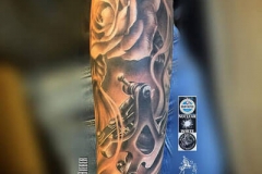 inferno-tattoo-barcelona-realismo-negro-y-gris-joel-federico-bieber-grande-brazo-antebrazo-maquina-de-tatuar