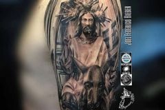 inferno-tattoo-barcelona-realismo-negro-y-gris-joel-federico-bieber-grande-brazo-cristo