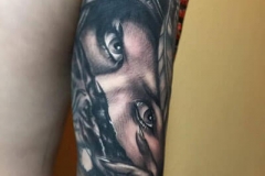 inferno-tattoo-barcelona-realismo-negro-y-gris-joel-federico-bieber-mediano-brazo-rostro