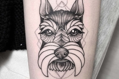 perro-terrier-tattoo-alex-baens-brazo-geometrico-dotwork-tamaño-mediano