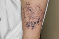 tatuaje-ilustracion-silueta-abuelos-flores-brazo-alba-galban-inferno-tattoo-barcelona
