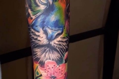 tatuaje-tigre-colorido-brazo-realismo-christian-kurt-bieber-inferno-tattoo-barcelona