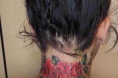 tatuaje-rosas-neotradicional-color-cuello-alba-galban-inferno-tattoo-barcelona