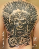 inferno-tattoo-barcelona-christian-kurt-negro-gris-espalda-indio-moto-harley-davidson