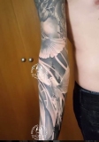 inferno-tattoo-barcelona-christian-kurt-religioso-negro-gris-grande-brazo