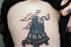blackwork-alba-blacktattoo-mediano-piena-muslo-tortuga-castillo