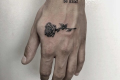 blackwork-alba-blacktattoo-pequeño-mano-rosa-flor