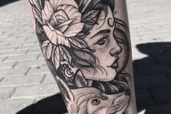 blackwork-alex-baens-grande-pierna-cara-mujer-lobo-rosa-jpg
