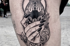 blackwork-alex-baens-mediano-pierna-muslo-mate-bombilla-mano-jpg