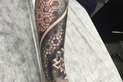 blackwork-dotwork-geometria-joel-federico-bieber-grande-pierna-gemelo-jpg