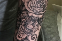 blackwork-dotwork-marcelo-entattoo-rosas-antebrazo
