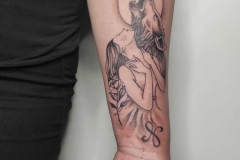 blackwork-mujer-lobo-tattoo-alba-galban-inferno-tattoo-barcelona