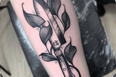 cuchillo-cocinero-pierna-dot-work-blackwork-alex-baens-mediano