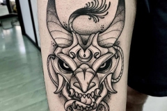 demonio-pierna-muslo-dot-work-blackwork-alex-baens-mediano