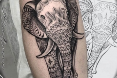elefante-pierna-gemelo-dot-work-blackwork-alex-baens-mediano