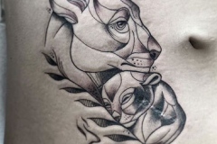 inferno-tattoo-barcelona-blackwork-alex-baens-mediano-pecho-leona-cachorro