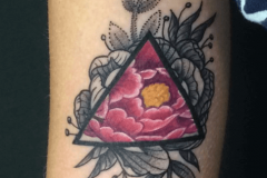 inferno-tattoo-barcelona-marcelo-entattoo-flor-piernar-dotwork-lineal-mediano-brazo