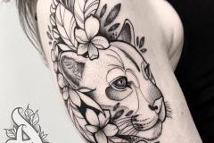 leona-brazo-hombro-antebrazo-dot-work-blackwork-alex-baens-mediano