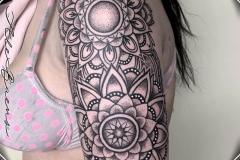 mandal-brazo-hombro-dot-work-blackwork-alex-baens-mediano