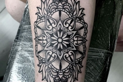 mandala-estilo-brazo-antebrazo-interior-dot-work-blackwork-alex-baens-mediano
