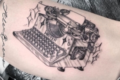maquina-escribir-escritor-agustin-kong-hola-brazo-biceps-dot-work-blackwork-alex-baens-mediano
