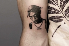 retrato-mini-micro-realismo-alba-blacktattoo-pequeño-espalda-brazo-raperosnoop-dog