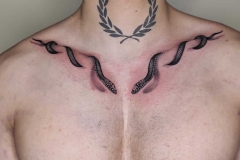 tatuaje-serpiente-blackwork-pectoral-alba-galban-inferno-tattoo-barcelona