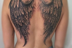 inferno-tattoo-barcelona-joel-federico-bieber-alas-angel-realista-grande-negro-gris-espalda