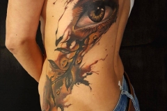 tatuaje-ojo-costillas-espalda-realismo-christian-kurt-bieber-inferno-tattoo-barcelona
