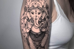 hindu-ganesha-tattoo-alex-baens-geometrico-black-work-hombro-brazo-mediano