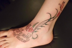 inferno-tattoo-barcelona-delineado-flores-pie-christian-kurt