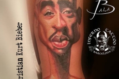 inferno-tattoo-barcelona-ilustracion-christian-kurt-bieber-mediano-brazo-caricatura-musico-rap