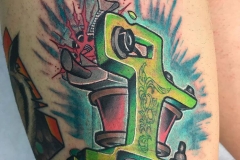 inferno-tattoo-barcelona-neotradi-alex-baens-grande-pierna-maquina-tatuar