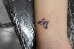 tatuaje-mariposa-pequeña-ilustracion-muñeca-alba-galban-inferno-tattoo-barcelona