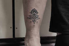 tatuaje-pequeño-estilo-hindu-pierna-alba-galban-inferno-tattoo-barcelona