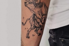 toro-tattoo-ilustracion-geometrico-brazo-alba-galban-inferno-tattoo-barcelona
