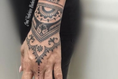 inferno-tattoo-barcelona-mandalas-hindu-joel-federico-bieber-mediano-mano-ornamental