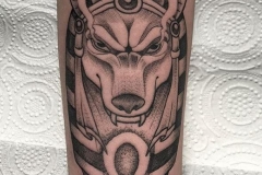 inferno-tattoo-barcelona-alex-baens-neotradicional-dot-work-mediano-brazo