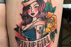 inferno-tattoo-barcelona-alex-baens-pierna-tradicional-pin-up-grande