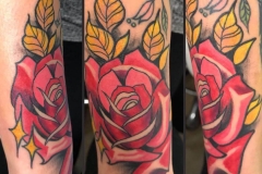 inferno-tattoo-barcelona-neotradi-alex-baens-grande-brazo-rosa-flor